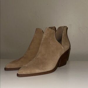 Vince Camuto Bibestie Women's Tan Ankle Boots Western Pointed Block Heel Size 10